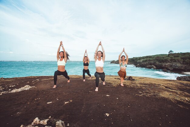 chica de grupo haciendo yoga