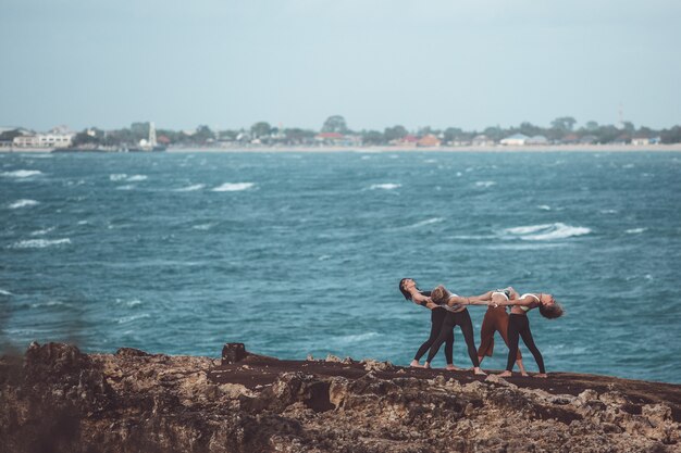 chica de grupo haciendo yoga