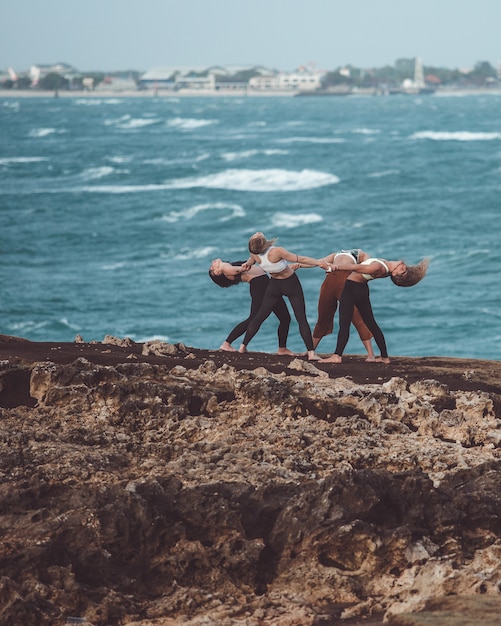 chica de grupo haciendo yoga