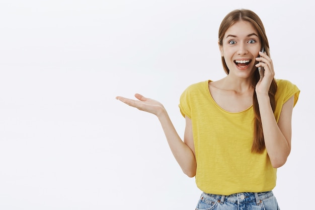 Chica guapa alegre sonriendo, hablando por teléfono móvil feliz