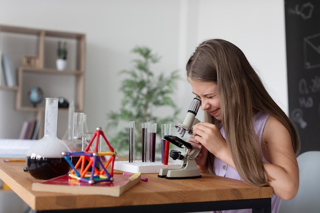 Foto gratuita chica guapa aprendiendo más sobre química en clase