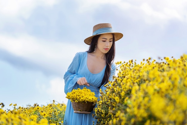 Foto gratuita chica guapa disfrutando en el campo de crisantemos en chiang mai, tailandia