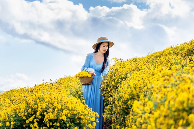 Chica guapa disfrutando en el campo de crisantemos en Chiang Mai, Tailandia