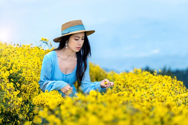 Chica guapa disfrutando en el campo de crisantemos en Chiang Mai, Tailandia