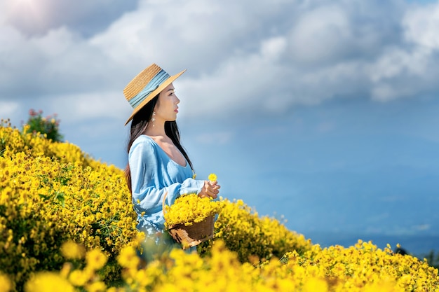 Chica guapa disfrutando en el campo de crisantemos en Chiang Mai, Tailandia