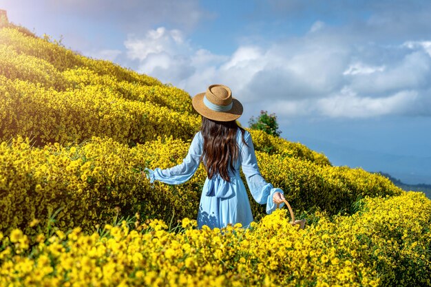 Chica guapa disfrutando en el campo de crisantemos en Chiang Mai, Tailandia