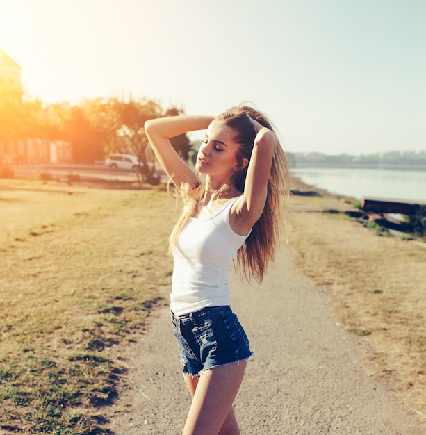 Chica guapa disfrutando de un día soleado