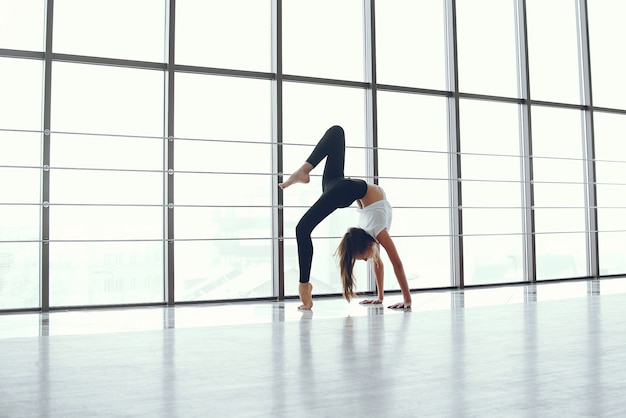 Chica guapa y elegante haciendo yoga.