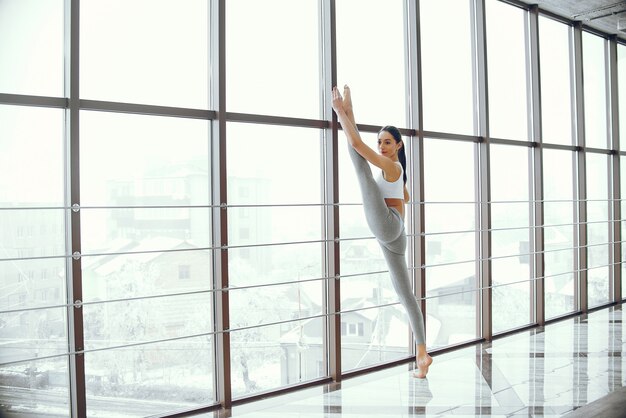 Chica guapa y elegante haciendo yoga.