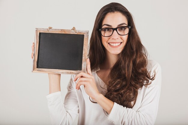 Chica guapa con gafas y pizarra