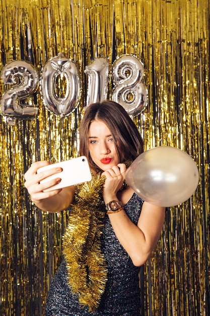 Foto gratuita chica guapa haciendo un selfie en fiesta de año nuevo