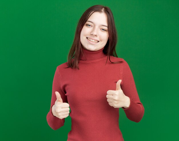 Chica guapa joven alegre mostrando los pulgares para arriba