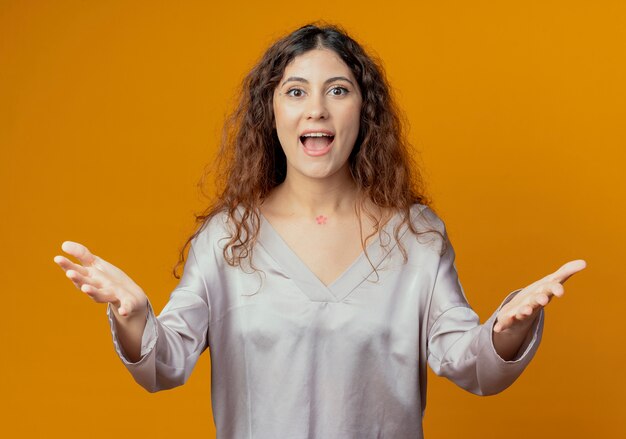 Chica guapa joven alegre que le da la bienvenida