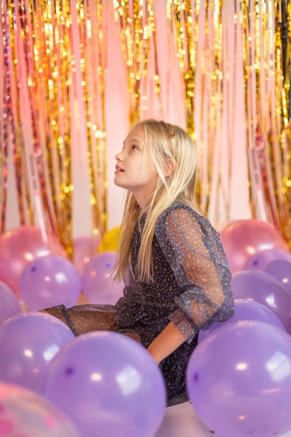 Foto gratuita chica guapa joven en fiesta con globos