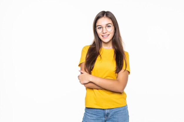 Chica guapa joven con las manos cruzadas aislado en la pared blanca