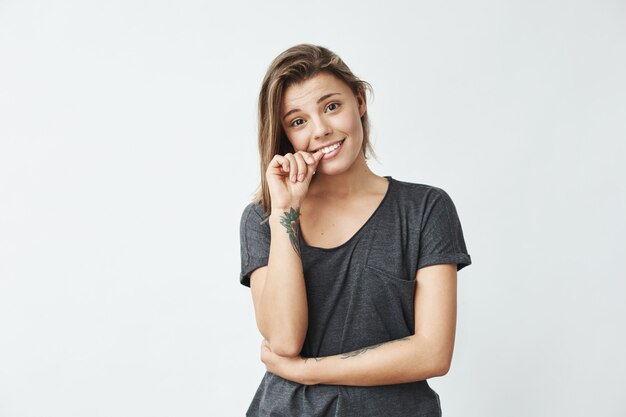 Chica guapa joven nerviosa morderse las uñas.