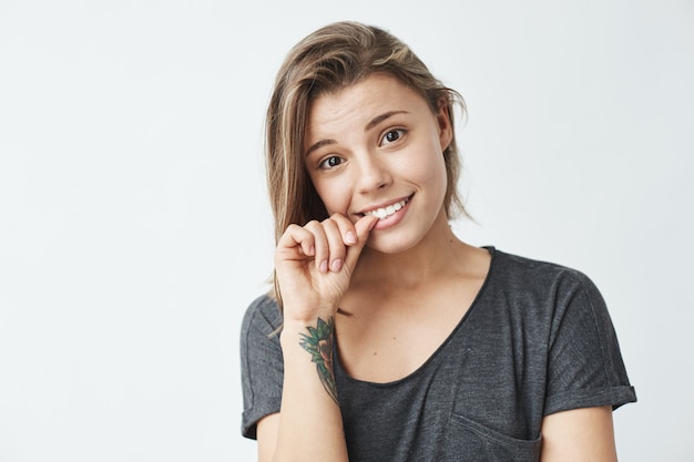 Chica guapa joven nerviosa morderse las uñas.