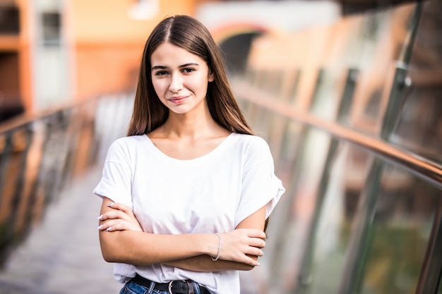 Chica guapa joven de pie en el puente al aire libre