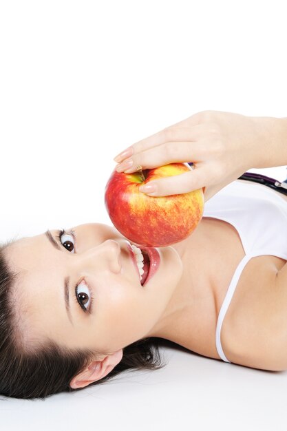 Chica guapa con manzana roja madura fresca - aislado en blanco