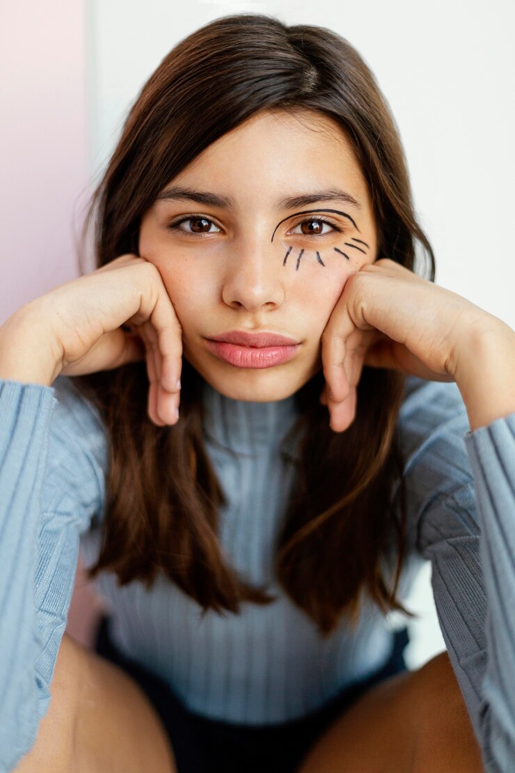 Foto gratuito chica guapa con pintura facial