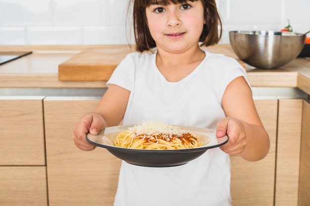 Chica guapa con plato