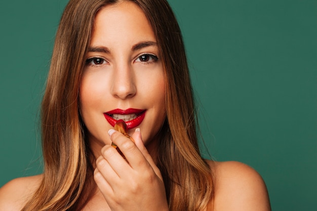 Chica guapa y sonriente con pintalabios