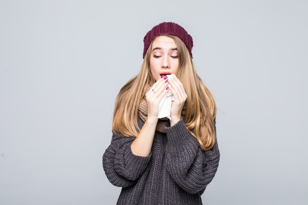 Chica guapa en suéter gris tiene frío tenía dolor de cabeza de estornudo de gripe en gris