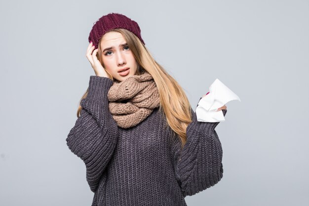 Chica guapa en suéter gris tiene frío tenía dolor de cabeza por gripe en gris