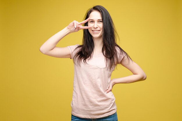 Chica guapa en top blanco con signo de paz