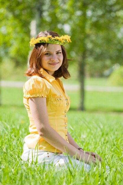 Chica en guirnalda en el prado