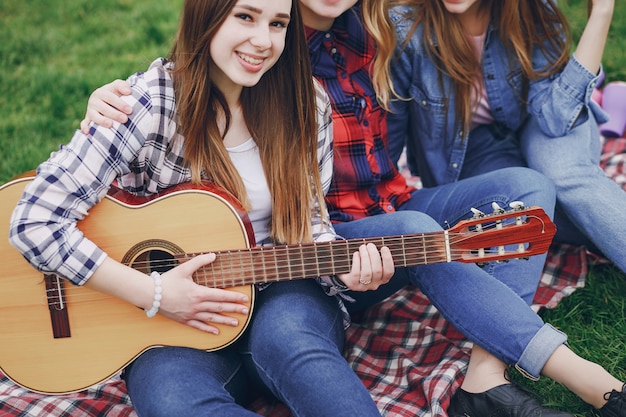 Chica con una guitarra