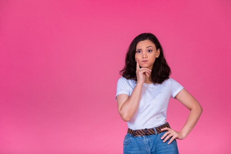 Foto gratuito chica hace cara de duda y pensamiento.