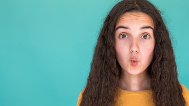 Foto gratuita chica haciendo caras tontas con espacio de copia