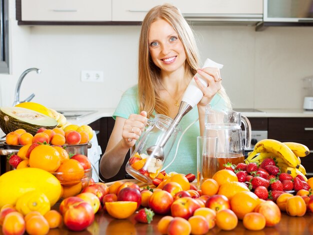 Chica haciendo cóctel de frutas