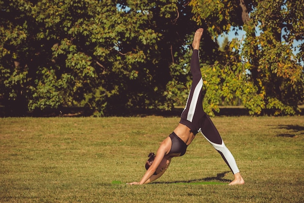 Chica haciendo ejercicio en el parque