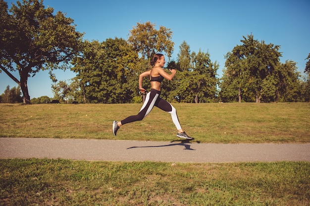 Chica haciendo ejercicio en el parque