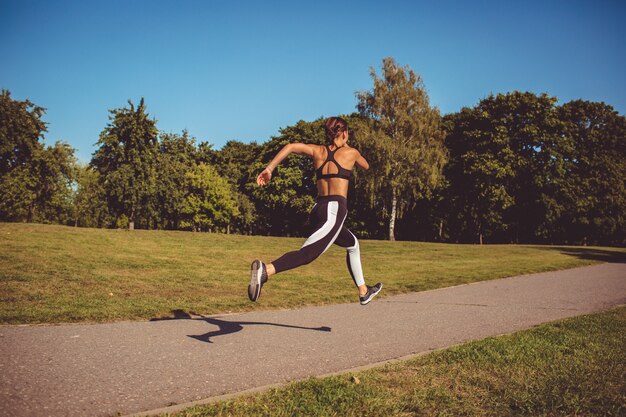 Chica haciendo ejercicio en el parque