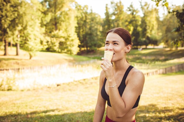 Chica haciendo ejercicio en el parque