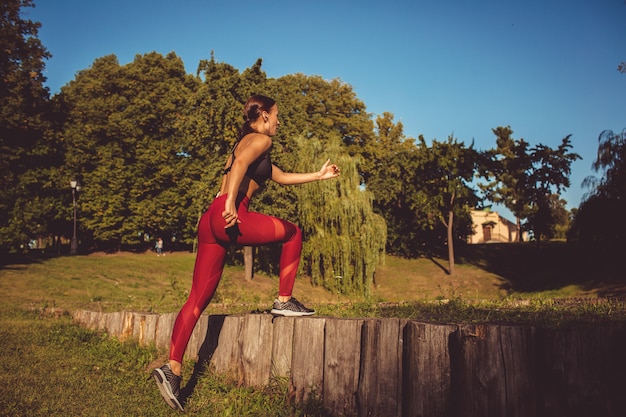 Chica haciendo ejercicio en el parque