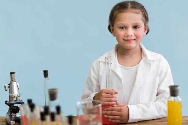 Chica haciendo experimento científico