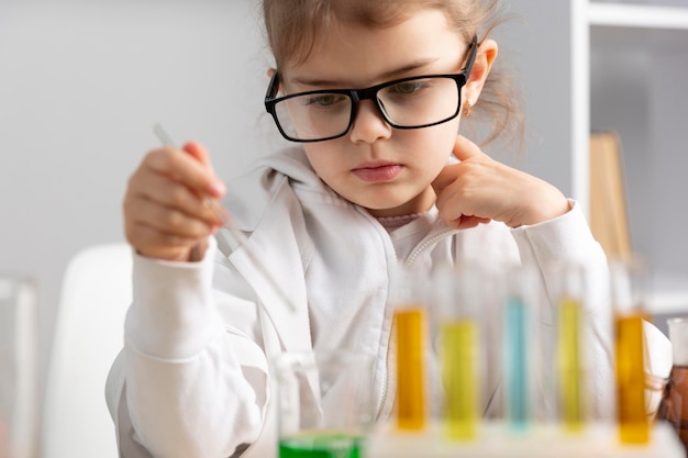 Chica haciendo experimentos en laboratorio