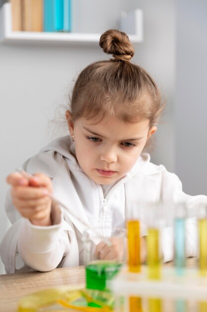 Chica haciendo experimentos en laboratorio