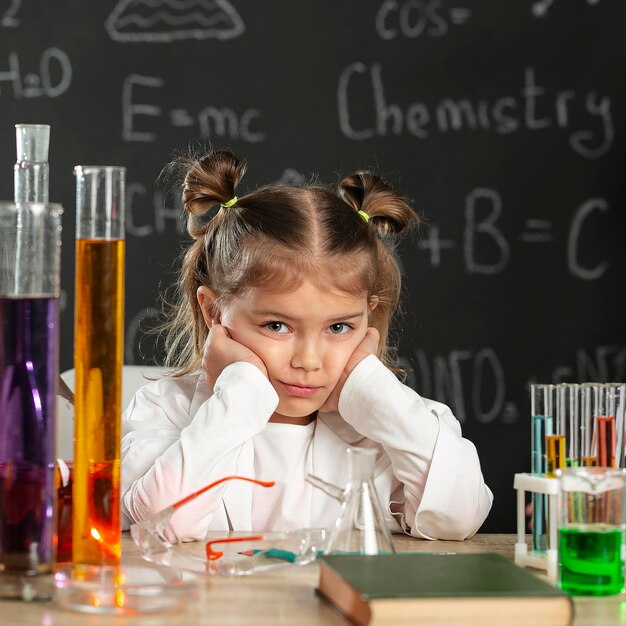 Chica haciendo experimentos en laboratorio