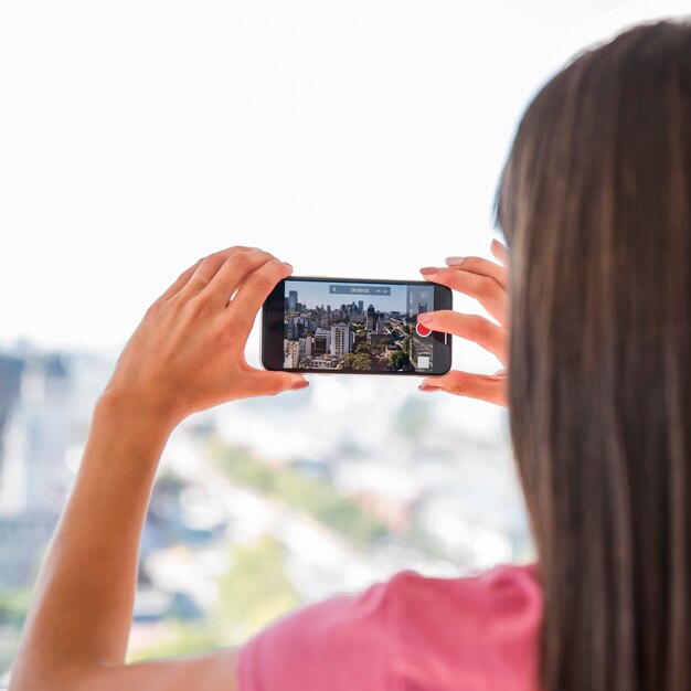 Chica haciendo foto de paisaje