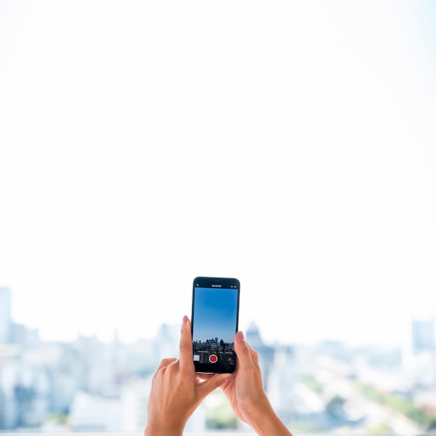 Foto gratuita chica haciendo foto de paisaje