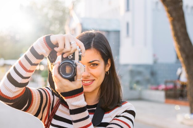 Chica haciendo una foto