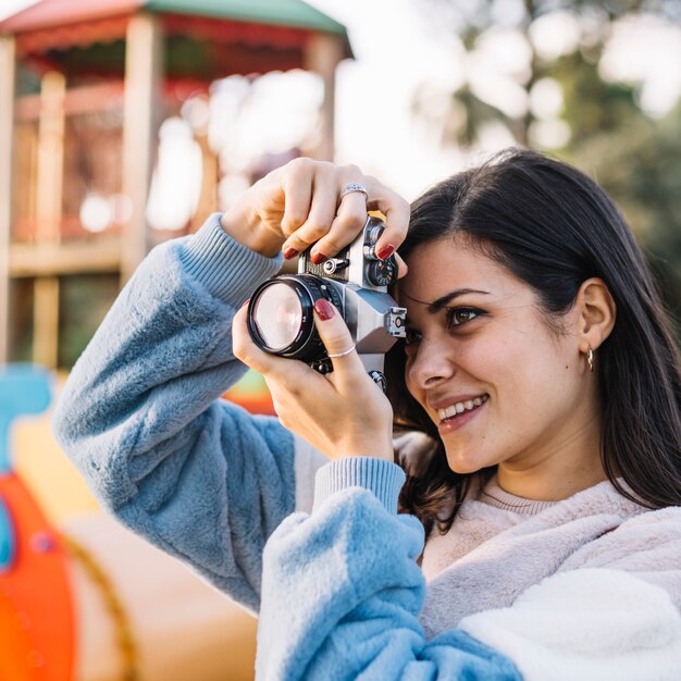 Chica haciendo una foto