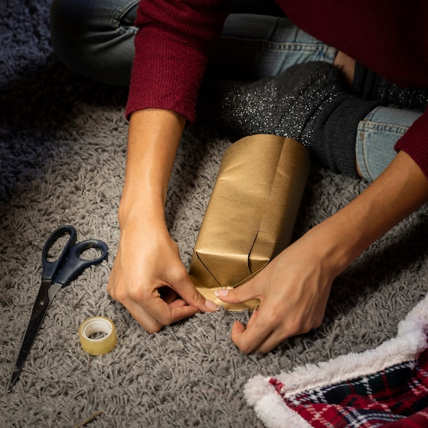 Chica haciendo un regalo para navidad