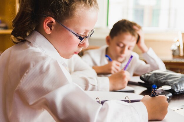 Chica haciendo la tarea en la escuela