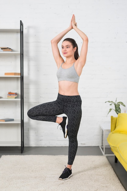 Foto gratuita chica haciendo yoga en su casa